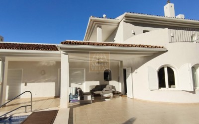 A fantastic villa with a heated swimming pool, spacious terraces and lovely views.